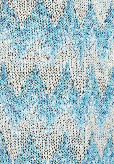 Πλεκτό ύφασμα με ανοιχτό σχέδιο ύφανσης σε λευκό και διάφορες αποχρώσεις του μπλε σχηματίζοντας ζιγκ-ζαγκ και ρόμβους.