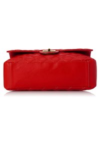 Borsa a tracolla in pelle trapuntata rossa con design piatto, chiusura in metallo dorato e cuciture a vista. La superficie liscia mette in risalto la sua forma moderna.