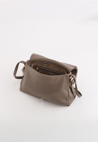 Szara skórzana torebka o prostokątnym kształcie, z górnym zamkiem błyskawicznym i pojedynczym paskiem na ramię. Wnętrze zawiera wiele kieszeni oraz złote akcenty.