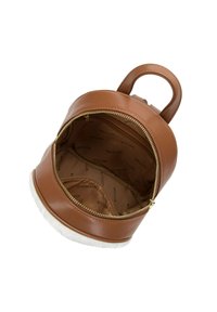Ronde, bruine leren rugzak met gouden rits. Het interieur heeft een zachte voering en een print van het merkteken. Afneembare bovenhandgreep.