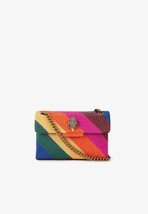 Sac à main tissé rayé arc-en-ciel avec une coque dure, doté d'un fermoir métallique et d'une bandoulière en chaîne dorée. Les couleurs incluent le rose, l'orange et le bleu.