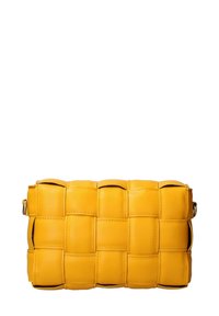 Borsa gialla in pelle con un design intrecciato e motivi rettangolari, che mette in evidenza una texture liscia e bordi arrotondati. Include una tracolla.