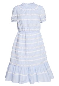 Robe bleu clair à manches courtes avec col montant à volants, rayures en dentelle blanche, taille élastique et ourlet à volants.