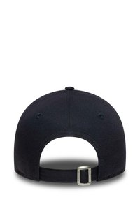 Cappellino da baseball nero con visiera curva, fascia regolabile sul retro e finitura in tessuto. Presenta un bottone sulla parte superiore e fori di ventilazione.