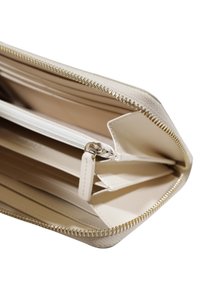 Portafoglio color crema con finish testurizzato, cerniera dorata e scomparti multipli, inclusa una tasca con zip e slot per carte.