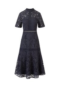 Abito in pizzo blu navy con motivo floreale, maniche corte, collo alto e vita aderente. Gonna ampia con dettagli decorativi.
