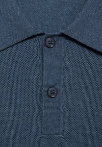 Tmavě modrá polokošile s texturovaným pletením, se zapínáním na dva knoflíky s černými knoflíky a klasickým límečkem.