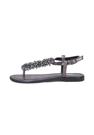 Metallic flache Sandale mit T-Riemen, verziert mit gruppierten dunklen Perlen und verstellbarem Knöchelriemenverschluss, auf weißem Hintergrund.