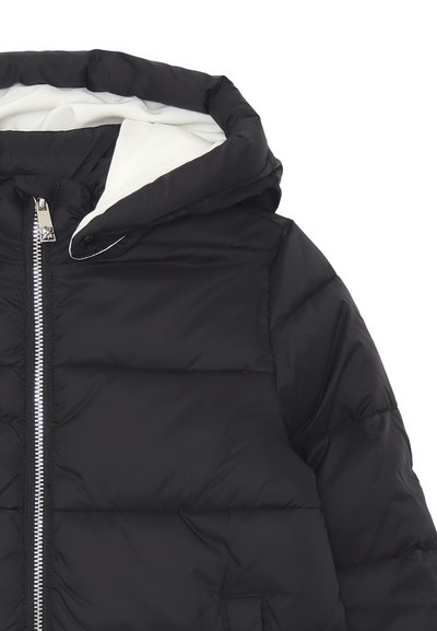 Giacca a vento nera con foderato bianco nel cappuccio, chiusura con zip, design trapuntato e tasche frontali. Dettagli in metallo lucido.