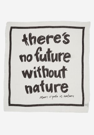 Bílý čtvercový kus látky s černým lemem a nápisem „there's no future without nature“ tučným, ručně psaným fontem, podepsáno „Marc O'polo is nature."