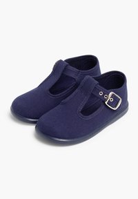 Granatowe buty T-bar z płótna, z zapięciem na klamrę i wycięciami po bokach, z gładką gumową podeszwą i miękką teksturą.