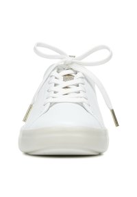 Weiße Leder-Sneaker mit glatter Oberfläche, runder Zehenform und weißen Schnürsenkeln. Verfügt über goldene Akzente auf der Zunge und Kunststoffspitzen an den Schnürsenkeln.