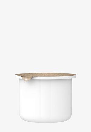 Pot de yaourt en plastique blanc avec un couvercle en aluminium marron clair partiellement décollé sur un fond blanc uni.