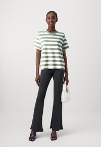 Selected Femme SLFESSENTIAL TEE - T-shirt med print - olivine/bright white