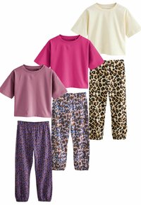 Tři krátké rukávy, crop topy v purpurové, růžové a krémové barvě v kombinaci se vzorovanými pyžamovými kalhotami v purpurovém a hnědém leopardím potisku.
