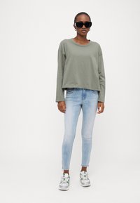 GAP Petite TEE - Top dugih rukava - mesculen green