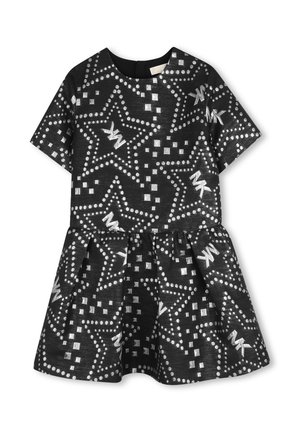 Robe noire à manches courtes avec jupe évasée présentant un motif d'étoiles argentées, de points, de carrés et de logos "MK" répétés.