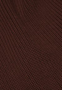 Ciemnobrązowa, teksturowana dzianina z prążkowanym wzorem, prezentująca miękką przędzę i lekki połysk, odpowiednia na odzież lub dodatki.