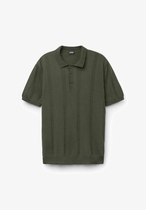 Camiseta polo de manga corta color verde oscuro con cuello, tres botones y rayas texturizadas verticales en el frente y las mangas.