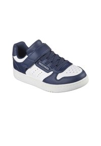 Sneaker sintetico blu navy e bianco con strap in Velcro, design lacciato, perforazioni sulla punta e suola in gomma testurizzata.