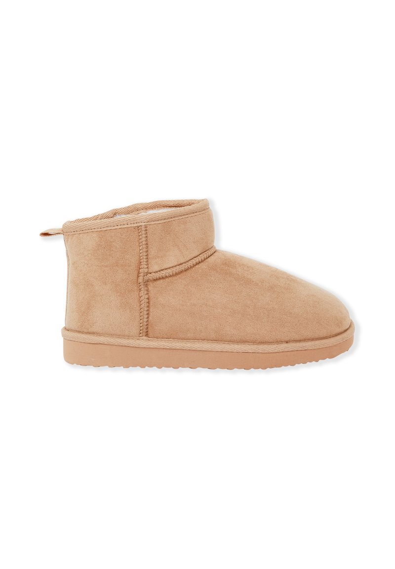 Beżowe zamszowe botki za kostkę z miękką wyściółką, okrągłym noskiem, nieregularnym przeszyciem i płaską gumową podeszwą. Z tyłu znajduje się pętla do łatwego zakładania.