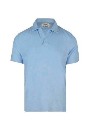 Polo shirt azzurro chiaro realizzato in tessuto morbido, con colletto classico e maniche corte. Dettagli dell'etichetta visibili vicino al collo.