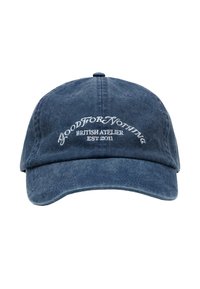 Ciemnoniebieska bawełniana czapka z zakrzywionym daszkiem, z haftowanym napisem „GOOD FOR NOTHING BRITISH ATELIER EST 2011” z przodu.
