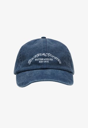 Cappellino in cotone blu scuro con visiera curva, con testo ricamato "GOOD FOR NOTHING BRITISH ATELIER EST 2011" sul davanti.