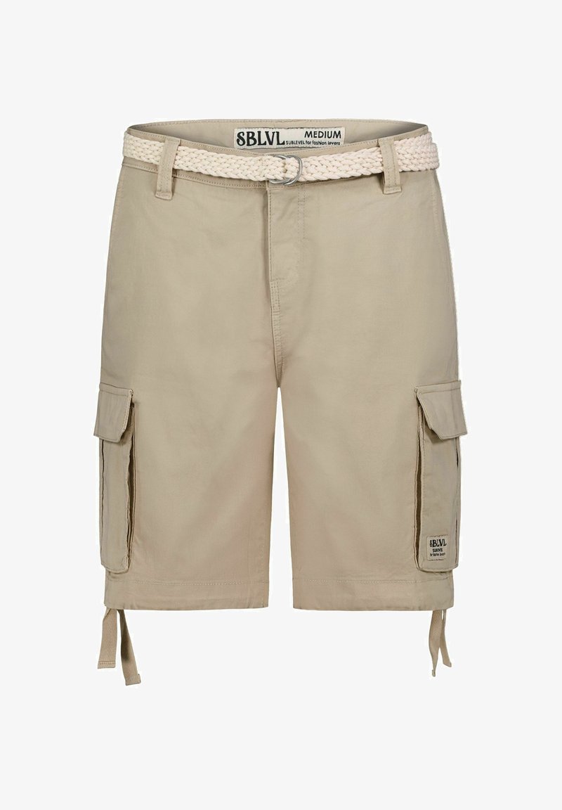 Beige Cargo-Shorts mit geflochtenem weißen Gürtel, mehreren Seitentaschen und verstellbaren Zugbändern am Saum. Aus leichtem Stoff gefertigt. Größe M.