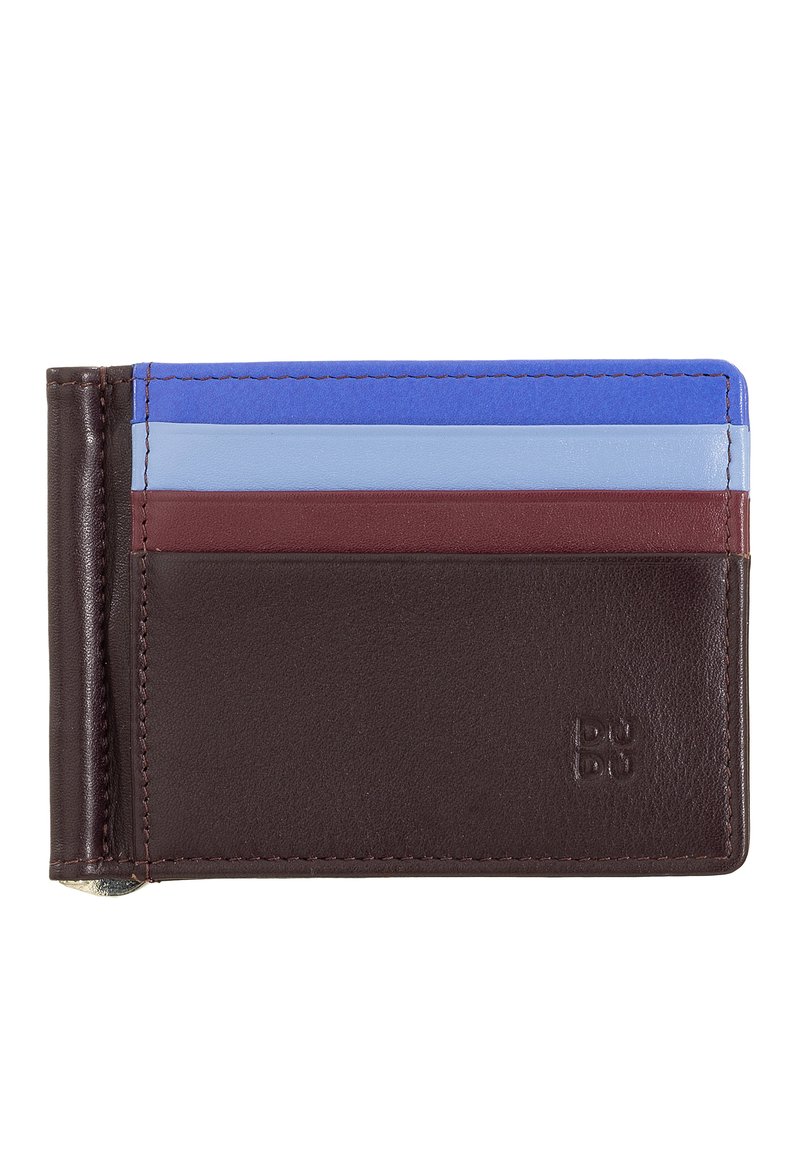 Portafoglio in pelle marrone con quattro scomparti per carte in blu, azzurro e bordeaux. Presenta una superficie texturizzata e un dettaglio del marchio in rilievo.
