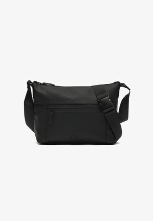 Črn crossbody nahrbtnik z nastavljivim trakom, sprednjim žepom na zadrgo in gladko, mat površino na belem ozadju.