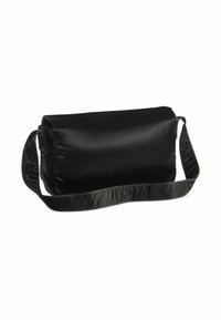Borsa a tracolla nera in materiale lucido, caratterizzata da una forma rettangolare, superficie piatta e una singola tracolla regolabile.