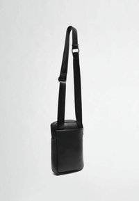 Borsa a tracolla in pelle nera con forma rettangolare, cinturino regolabile e superficie liscia. Presenta una tasca frontale e un design minimalista.