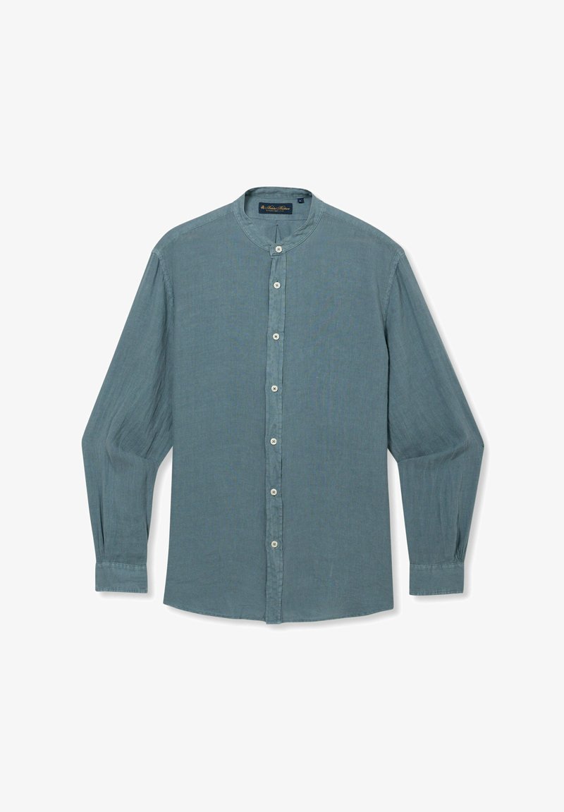 Chemise bleu-gris à manches longues, boutonnée, avec un col mao et des boutons blancs, étalée à plat sur un fond blanc.