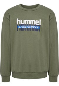 Groene sweatshirt met lange mouwen, geribbelde boorden en ronde hals. Voorzien van een opvallend "hummel SPORTSWEAR" logo in het wit en blauw.