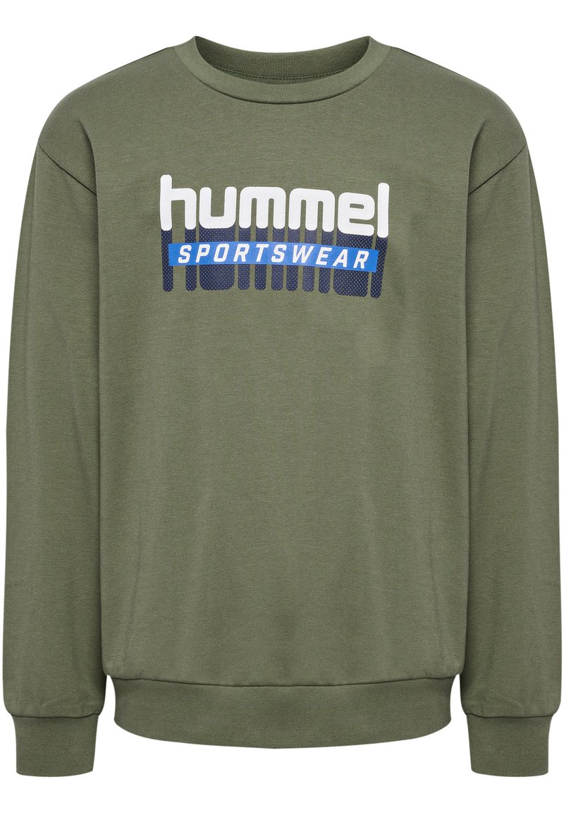 Groene sweatshirt met lange mouwen, geribbelde boorden en ronde hals. Voorzien van een opvallend "hummel SPORTSWEAR" logo in het wit en blauw.