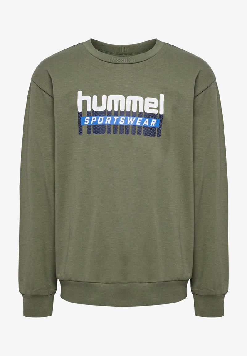 Sweat-shirt vert à manches longues, avec des poignets côtelés et un col ras du cou. Présente un logo « hummel SPORTSWEAR » en blanc et bleu.