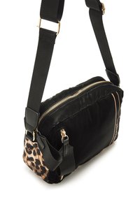 Borsa a spalla in tessuto nero con accento in stampa leopardata, cerniere dorate e tracolla regolabile. Texture morbida con forma rettangolare.