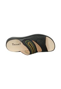Schwarze Ledersandale mit drei Riemen, einer glatten Textur und bunten geflochtenen Akzenten in Grün und Gelb. Die Fußbett ist hellbeige.