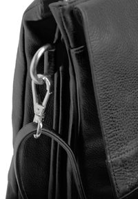 Borsa in pelle nera con superficie testurizzata, dotata di una chiusura in argento e di una tracolla rimovibile. Il design include una chiusura a soffietto e lati plissettati.