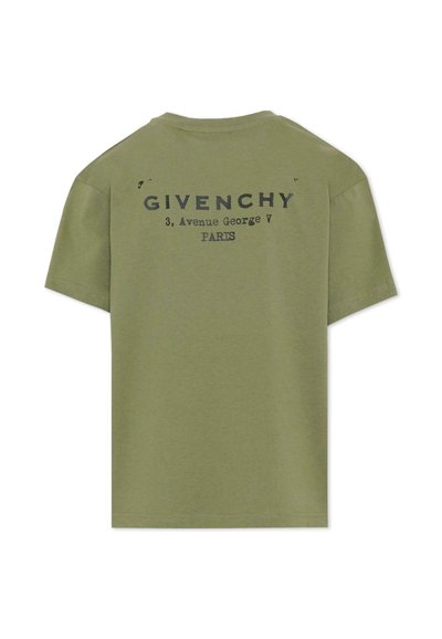 T-shirt manches courtes vert olive avec texte noir « GIVENCHY 3, Avenue George V PARIS » imprimé dans le haut du dos.