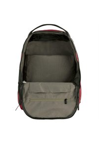 Mochila roja y negra con un gran compartimento interior, forro de tela gris, bolsillo frontal con cremallera y cremalleras duraderas.