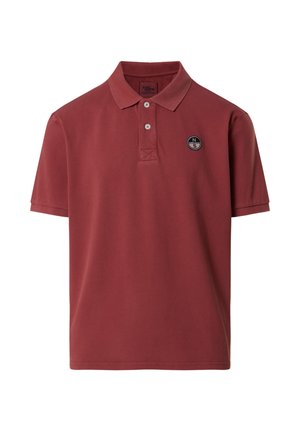 Polo a maniche corte di colore rosso scuro con due bottoni e una piccola toppa con logo circolare sul petto a sinistra.