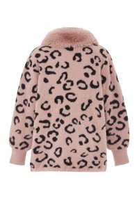 Fuzzy rosa tröja med leopardmönster i svart. Den har en mjuk textur, hög krage och långa ärmar, med en avslappnad passform.