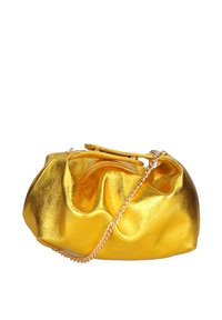 Borsa metallica dorata con una texture raggrinzita, dotata di una tracolla a catena e una chiusura con zip. Il design è arrotondato e gonfio.
