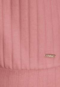 Tejido de punto acanalado rosa con una textura suave y un brillo sutil. Cuenta con una pequeña etiqueta de metal grabada con "s.Oliver."