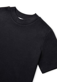 Černé tričko s klasickým kulatým výstřihem, krátkým rukávem, hladkou texturou a bez viditelných vzorů. Jednoduchý, čistý design.