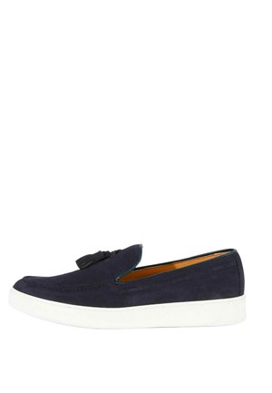 Mocassino slip-on in camoscio blu navy con dettaglio nappine e suola in gomma bianca, visto di lato.