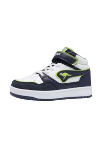 Hochschuh mit einem Obermaterial aus weißem Leder, Akzenten in Marineblau und Grün, perforierter Zehenpartie, Klettverschluss und strukturiertem Profil.