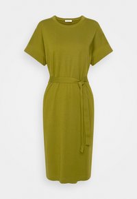 Robe midi à manches courtes de couleur vert olive avec un col rond et une ceinture en tissu assorti nouée à la taille.